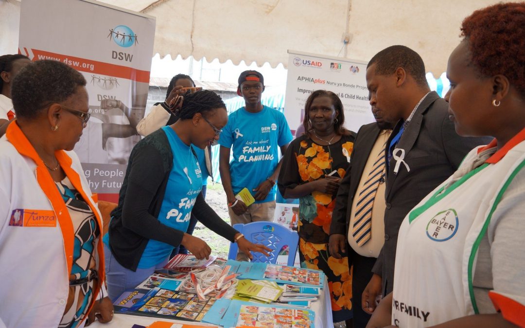 Nakuru County Executive Committee for Health Dr. Daniel Mungai Kabii visits the Deutsche Stiftung Weltbevölkerung (DSW) information desk at World Contraception Day 2016 held in Nakuru County