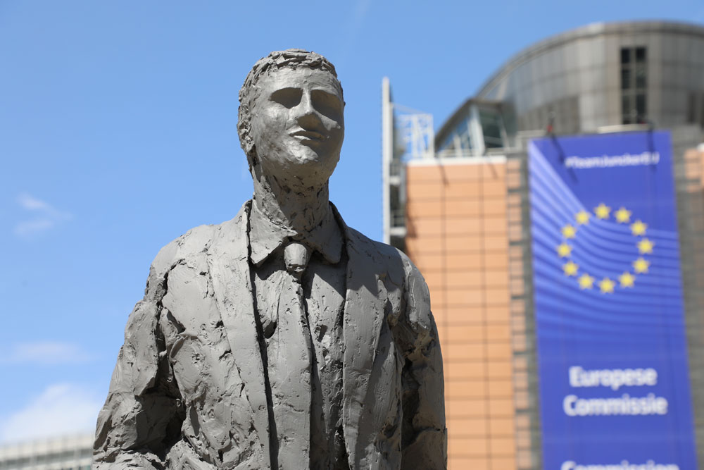 [insert name here]: #LeaveALegacy campaign unveils statue encouraging EU to invest in R&D to fight against diseases of poverty